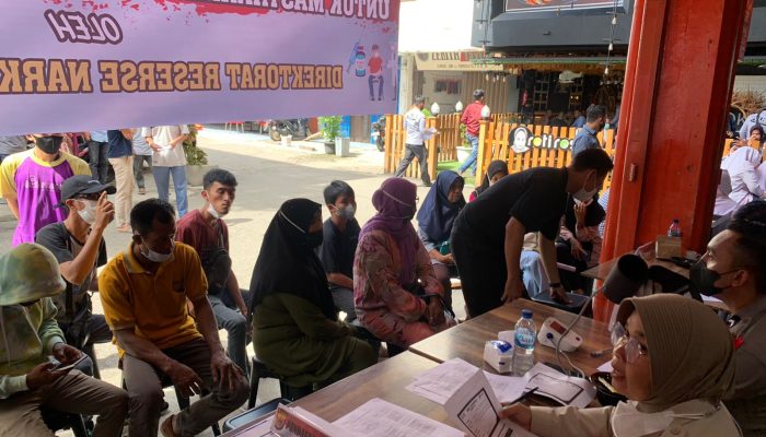 Ditresnarkoba Dan Ditpolaitrud Berkolaborasi Vaksin 612 Masyarakat di Dua Lokasi