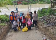 Personel Polsek Di Aceh Timur Masuk Desa Pedalaman Gelar Vaksinasi