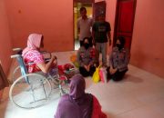 Kapolsek Muara Dua Serahkan Bantuan Kepada Warga Sakit Menahun