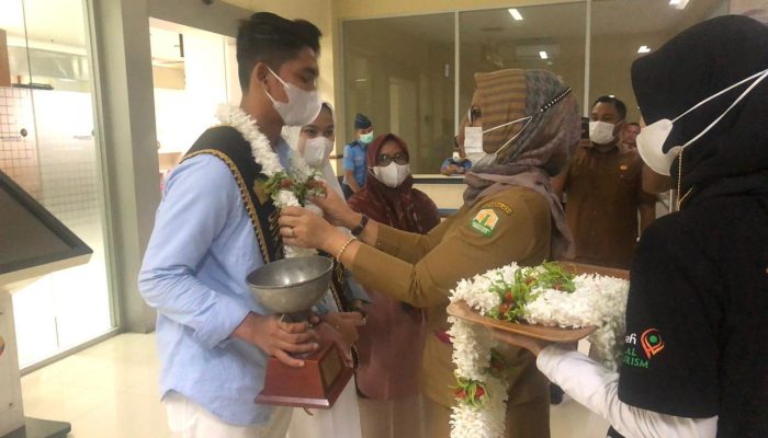 Jadi Duta Wisata Indonesia 2021, Akrral dan Salwa Disambut Pengalungan Bunga