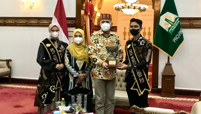 Gubernur Aceh Menerima Duta Wisata Indonesia 2021 Akkral dan Salwa