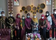 Tampil Anggun, Ketua Dekranasda Aceh tiba di Palembang