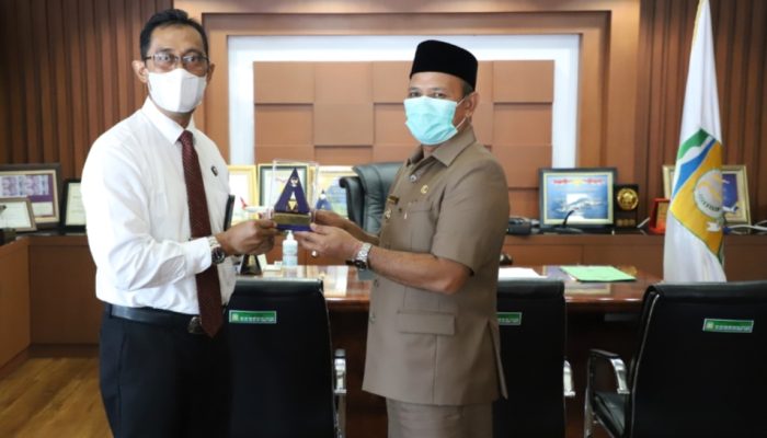 Bupati Aceh Besar Terima Penghargaan dari Menteri Keuangan