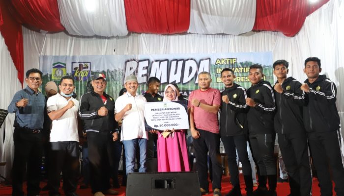 Bupati Aceh Besar Serahkan Bonus untuk Atlet PON XX dan Juara STQH Nasional