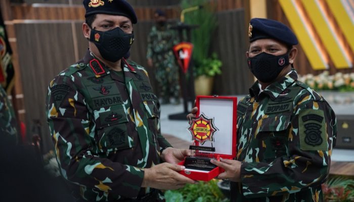 Bupati Aceh Besar Terima Penghargaan Warga Kehormatan Satuan Brimob Aceh