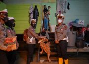 Dua Kasat Lantas Salurkan Bantuan Sembako Dari Dirlantas Polda Aceh Untuk Korban Banjir Aceh Utara