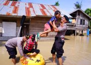 Korban Banjir di Padang Tiji Dinaikkan Boat Polisi