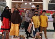 Polres Lhokseumawe Santuni Puluhan Anak Yatim Piatu di Mesjid Baitannur Desa Mane Tunong