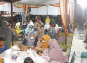 Suasana Hujan Tidak Menyurutkan Niat Warga Ikut Vaksinasi Malam Hari
