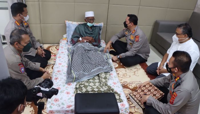 Elusan Tangan Kapolda Aceh Disaat Abu Tumin Sakit
