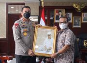 Kapolda Aceh Terima Audiensi Ketua Yayasan Arsyaf Aceh Darussalam, Dihadiahi Plakat Profil Ulama