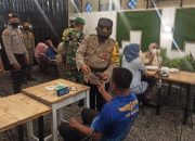 Operasi Yustisi Malam, Tim Gabungan Bagikan Masker Pada Pengunjung Kafe