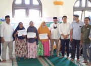 Sekdakab Aceh Besar Serahkan BLT Dana Desa di Gampong Cot Geundreut