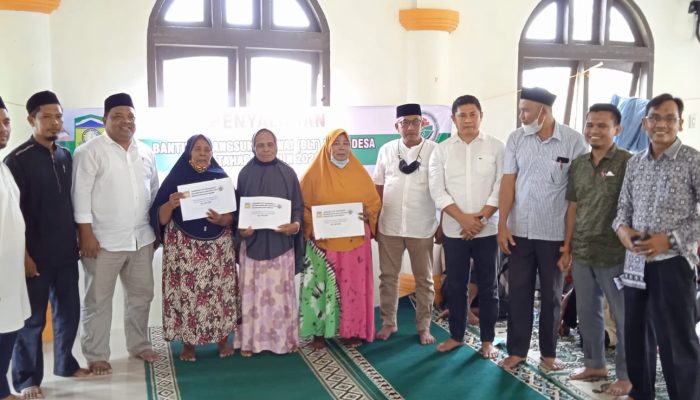 Sekdakab Aceh Besar Serahkan BLT Dana Desa di Gampong Cot Geundreut