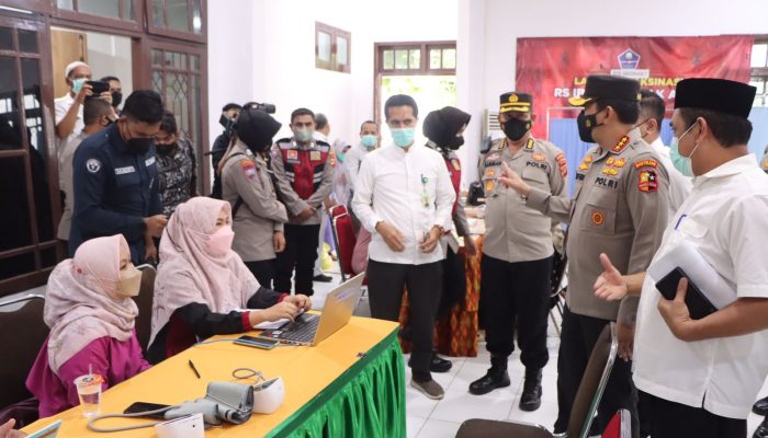 Kabaintelkam Polri Didampingi Wakapolda Aceh Tinjau Vaksinasi Massal di Meseum Aceh