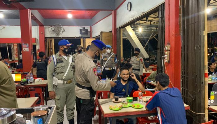 Patroli KRYD di Banda Aceh Turut Bagikan Masker Kepada Masyarakat