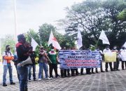 Buruh Aceh Gelar Aksi di Kantor DPRA Minta Pembahasan Omnibus Law di Hentikan