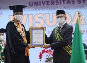 USK Anugrahi Wali Nanggroe Sebagai Tokoh Perdamaian
