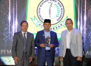 Bupati Aceh Besar Terima Penghargaan Serambi Awards