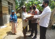 Warga Kurang Mampu di Jeunieb, Diberikan Bansos Oleh Polisi