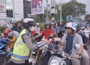 Personel Ditlantas Polda Aceh Bagi Takjil di Hari Pertama Puasa
