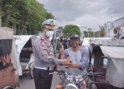 Ratusan Abang Becak di Banda Aceh Dapat Sirup Dari Dirlantas Polda Aceh