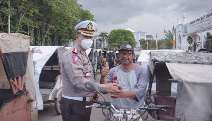 Ratusan Abang Becak di Banda Aceh Dapat Sirup Dari Dirlantas Polda Aceh