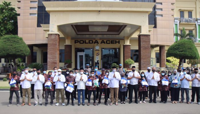 Kapolda Aceh Serahkan Bansos Kepada Puluhan Petugas Kebersihan Dan Abang Becak