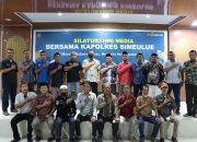 Silaturahmi Kapolres Simeulue Dengan Awak Media Diwarnai Pemberian Penghargaan