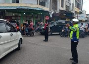 Masyarakat Beli Takjil di Kota Bireuen, Puluhan Polisi Disiagakan di Jalan Dan Persimpangan