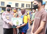 Di Hari Jum’at Berkah, Kapolda Aceh Bagi Ratusan Paket Sembako Untuk Masyarakat