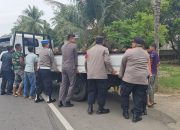 Di Bireuen Sebuah Truk Patah As di Tengah Jalan, Kapolres Turun Tangan