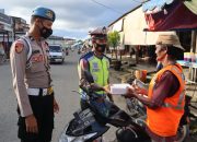 Polisi Bagi Nasi Kotak Untuk Buka Puasa