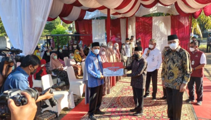 Wapres Serahkan Bansos Rp 31,7 M untuk Aceh Besar