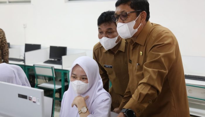 Kadisdik Aceh Tinjau Try Out UTBK di Banda Aceh