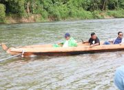 Kadisdik Arungi Sungai Kluet untuk Buka Pembelajaran Kelas Jauh di Aceh Selatan