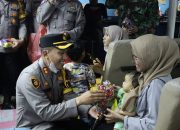 Kapolres Simeulue Beri Bingkisan Kepada Anak-anak Saat Cek Penumpang kapal Teluk Sinabang