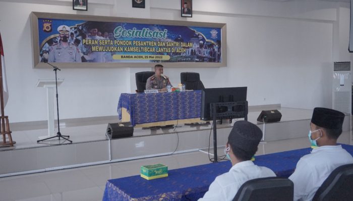 Santri Pesantren Mahyal Ulum Al-Aziziyah Ikut Sosialisasi Tertib Berlalulintas