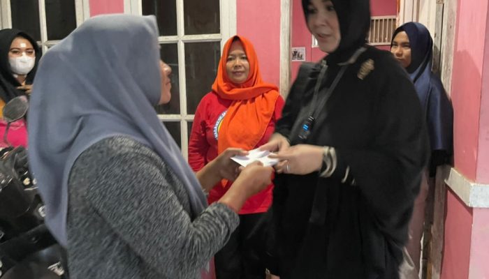 Illiza Sa’aduddin Djamal Bersama Farid Nyak Umar  Berikan Bantuan Masa Panik Korban Angin Kencang