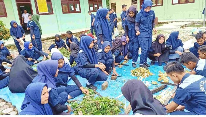 SMKN 1 Lokop Ciptakan Pupuk Cair Organik