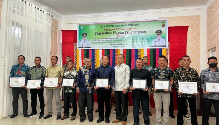Kapolres Simeulue Bersama 14 Anggotanya Dan 2 Panglima Laut Diberikan Penghargaan Oleh Bupati