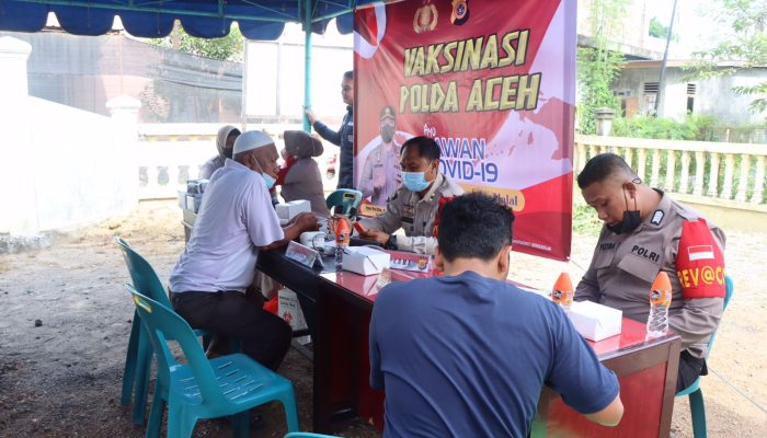 Bidhumas Polda Aceh Berkolaborasi Dengan Ditreskrimum Gelar Vaksinasi di Polsek Darussalam