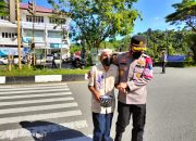 Kapolres Simeulue Bantu Seberangi Kakek Tunanetra