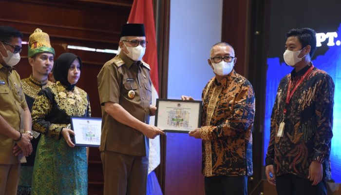 Jaga Pengelolaan Lingkungan,  Solusi Bangun Andalas (SBA) Terima Sertifikat PROPER Hijau