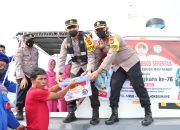 Sangat Menarik, Polisi di Aceh Bagi Ratusan Sembako Kepada Nelayan Di Tengah Lautan