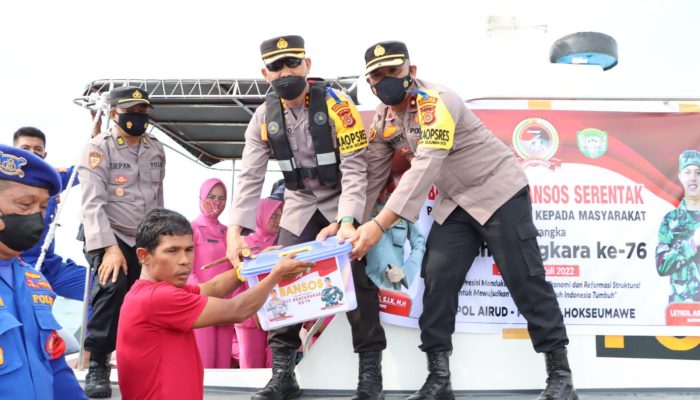 Sangat Menarik, Polisi di Aceh Bagi Ratusan Sembako Kepada Nelayan Di Tengah Lautan