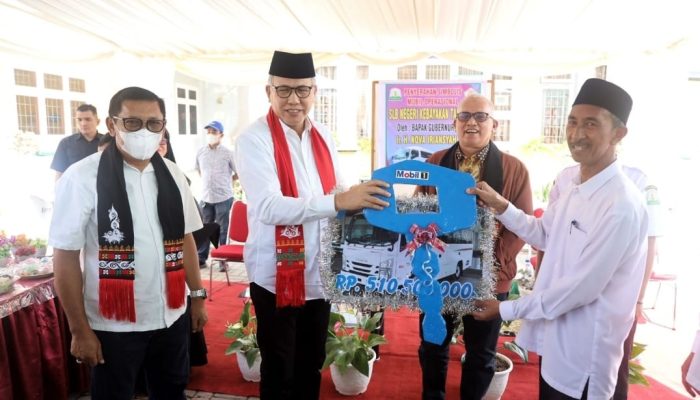 Gubernur Aceh Serahkan Mobil Operasional untuk SLBN Kebanyakan Aceh Tengah