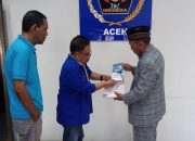 Adnan NS Serahkan Buku ‘Pers Aceh dalam Lintasan Sejarah’ untuk PWI