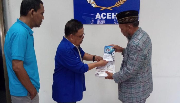 Adnan NS Serahkan Buku ‘Pers Aceh dalam Lintasan Sejarah’ untuk PWI