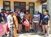 Dinsos Aceh Besar Serahkan Bantuan Masa Panik Kepada Korban Kebaran di Lamsiteh
